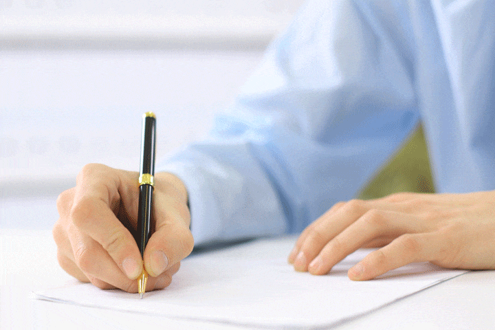 Mann schreibt Abschlussarbeit in der Glasindustrie