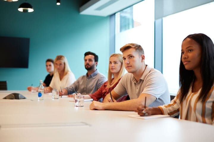 Junge Menschen im Assessment Center der Glasindustrie