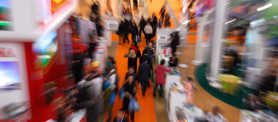 Schüler, Studenten auf Ausbildungsmesse Glasindustrie