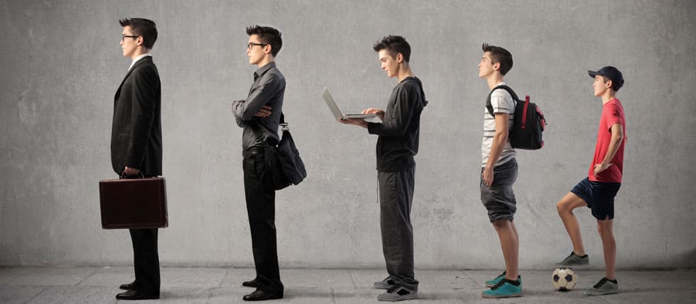 Junge macht eine Ausbildung in der Glasindustrie mit Schultasche