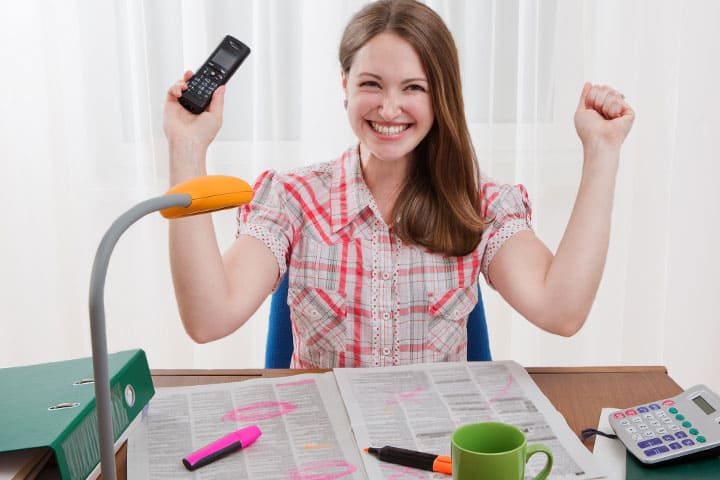 Mädchen freut sich über Job in der Glasindustrie 