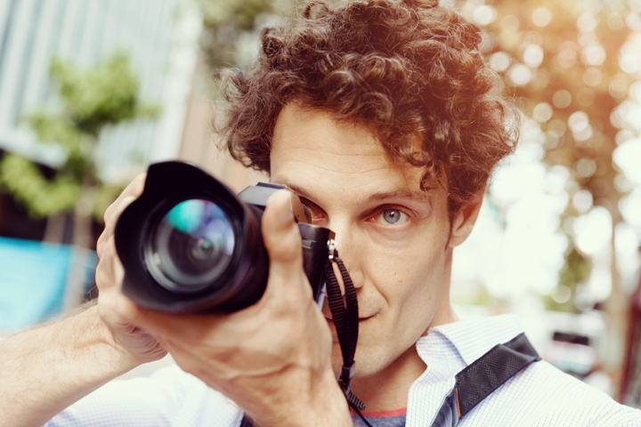 Fotograf fotografiert Jobsuchenden