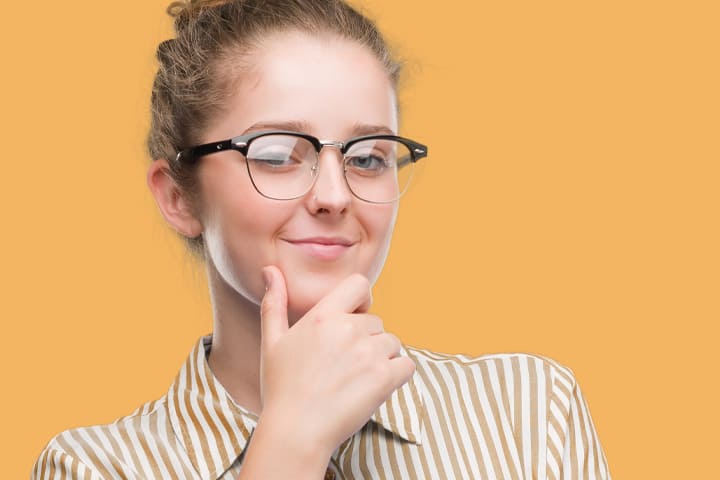Junges Mädchen während der Probezeit zur Ausbildung.