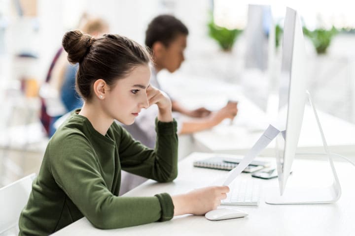 Mädchen beim Einstellungstest in der Glasindustrie