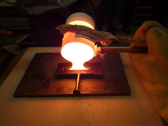 In der Laborschmelze wird Glas geschmolzen 
