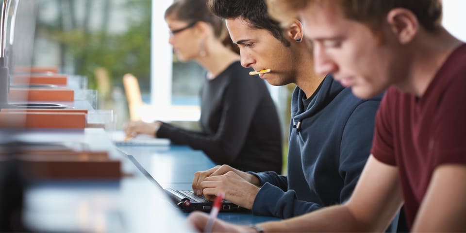 Schüler vor Laptop Glasindustrie Abschluss