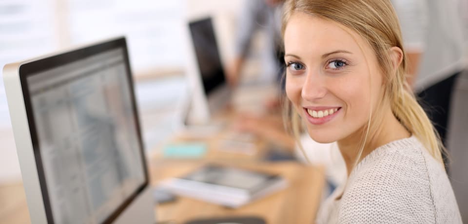 Mädchen mit Computer Glasbüro