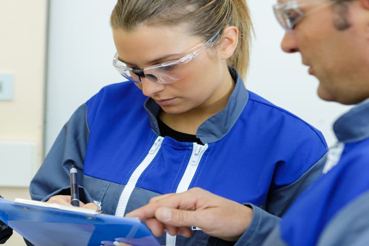 Industriemeister Glas in der Produktionshalle