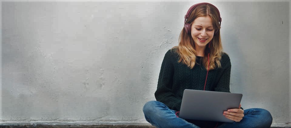 Mädchen mit Laptop, dass sich initiativ auf Ausbildung bewirbt