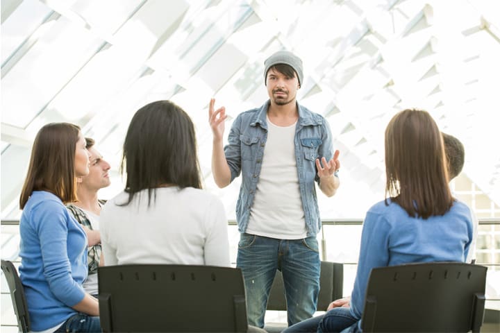 Auszubildende Glasindustrie unterhalten sich im Meeting