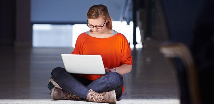 Mädchen schreibt eine Onlinebewerbung für die Glasindustrie