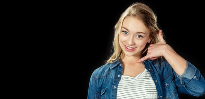 Mädchen ruft an bevor es die Online-Bewerbung an die Glasindustrie abschickt