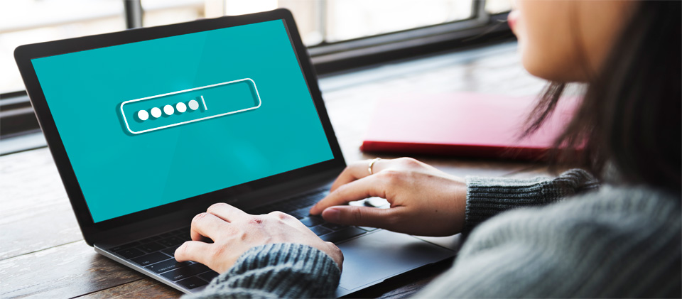 Mädchen vor Computer das sich bewirbt