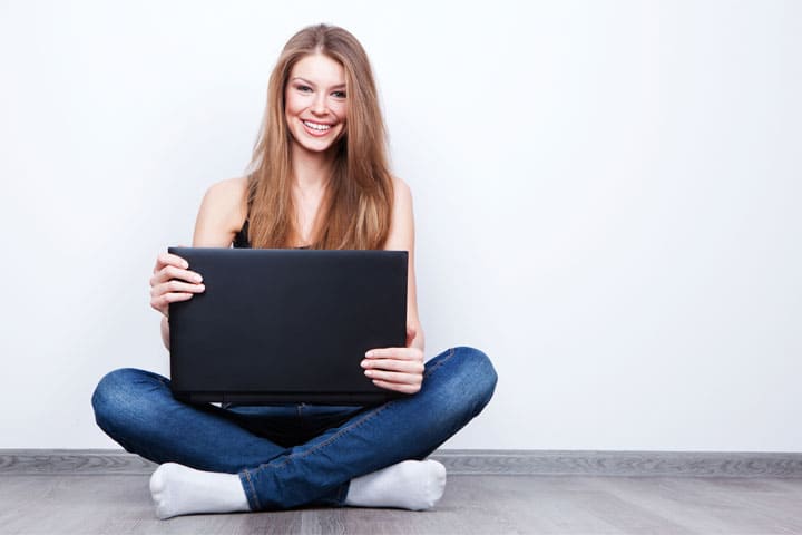 Schülerin sucht Praktikum mit Laptop in der Glasindustrie