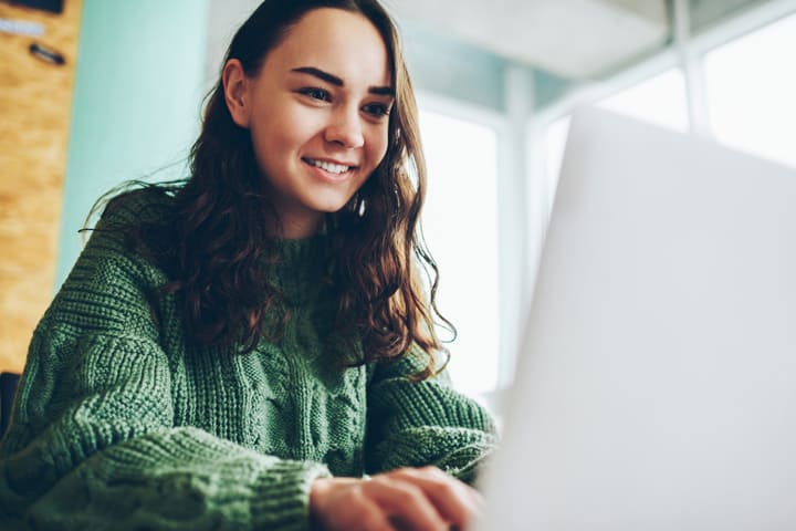 Mädchen sucht Ausbildung in der Glasindustrie mit Computer