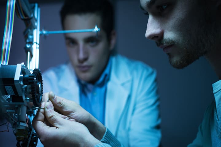 Zwei Elektroniker bei der Weiterbildung zum Techniker in der Glasindustrie