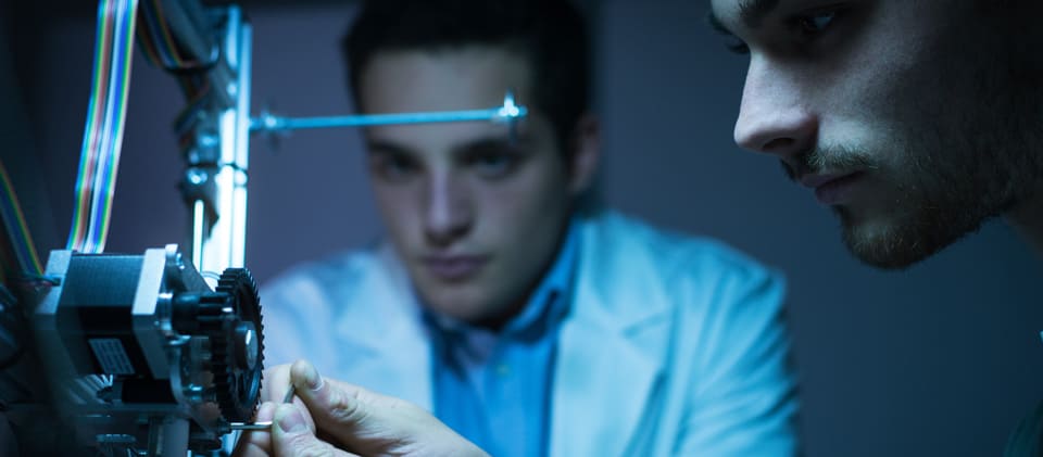 Techniker tüfteln an Glasobjekt