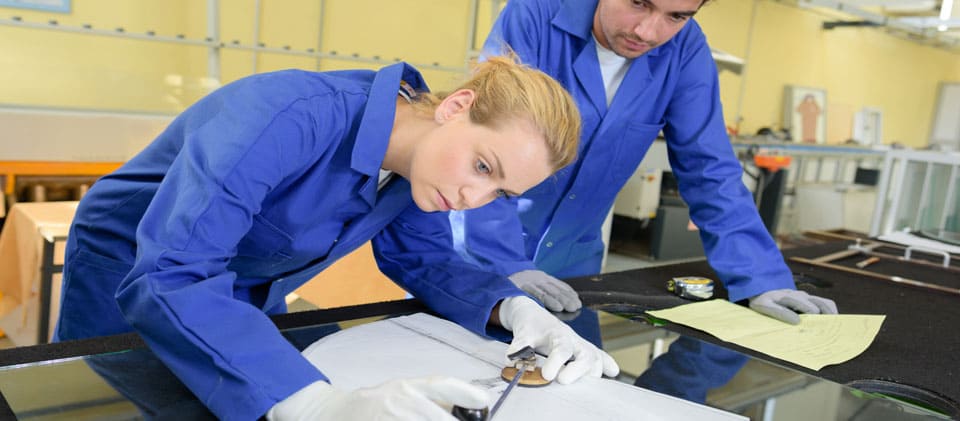 Zwei Techniker schneiden Glas zu