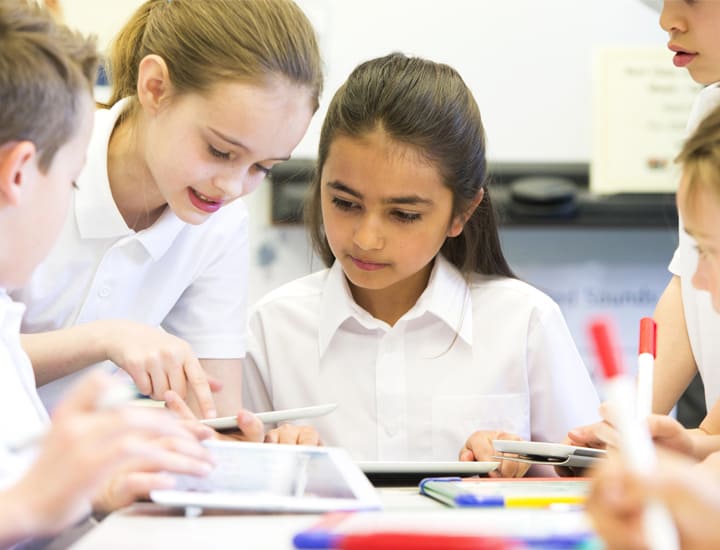 Schüler recherchieren über Berufe in der Glasindustrie