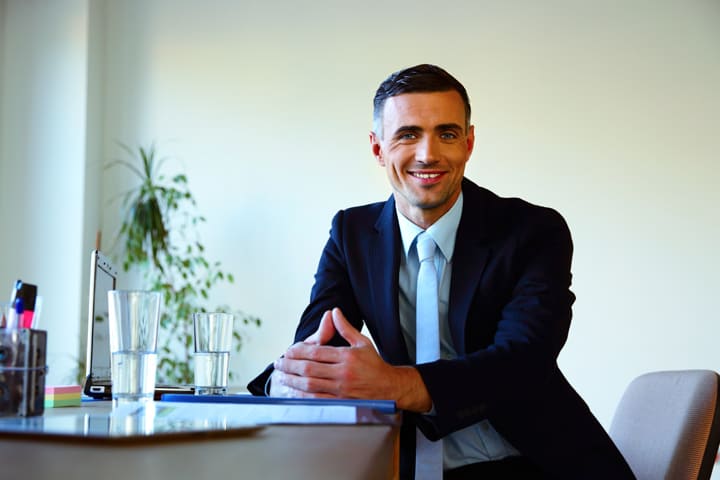 Personalleiter im Bewerbungsgespräch der Glasindustrie.