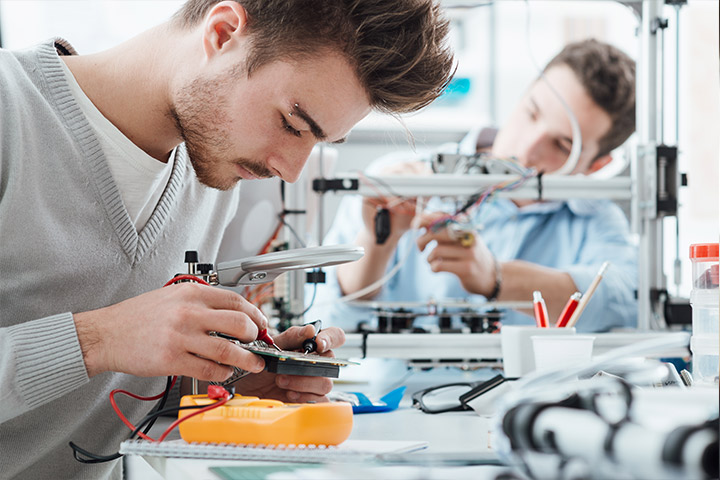 Dual Studierender wendet sein wissen aus dem Studium im Forschungslabor an