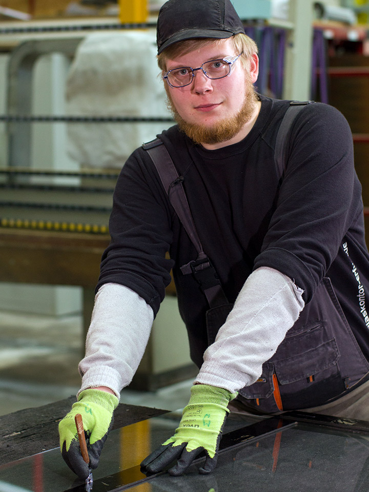 Auszubildener zum Flachglastechnologe vermisst eine Glasscheibe und schneidet sie zu