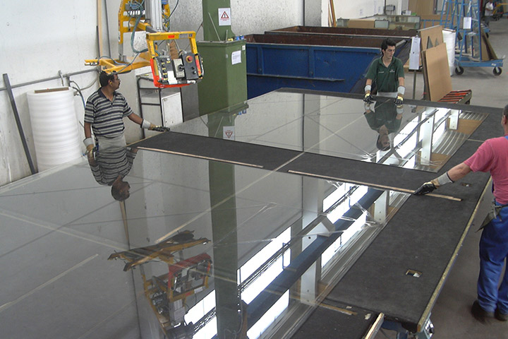 Flachglasmechaniker bereiten große Glasscheiben zur Weiterverarbeitung vor