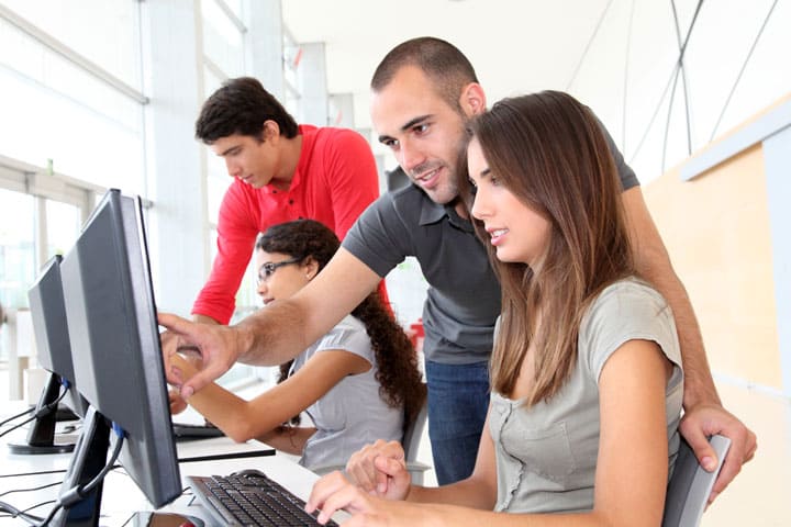 Jugendliche vor Computer bei der Fortbildung im Glasunternehmen