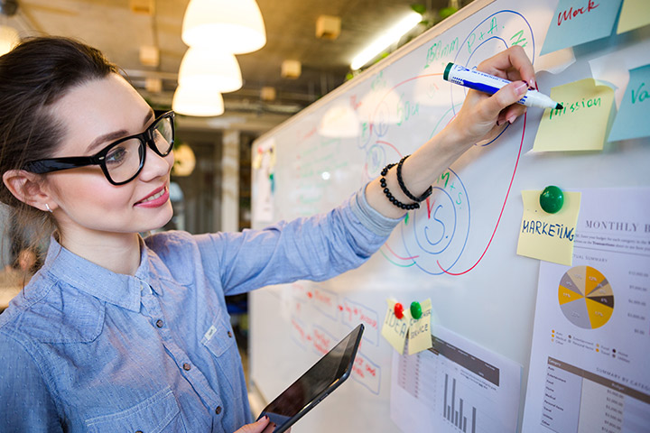 Eine Industriekauffrau entwickelt Strategien zur Vermarktung eines Produktes