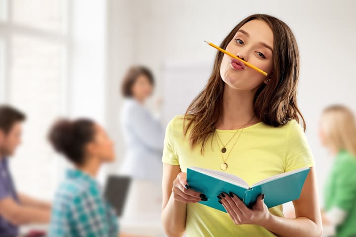Schülerin macht Ausbildung in der Glasindustrie.