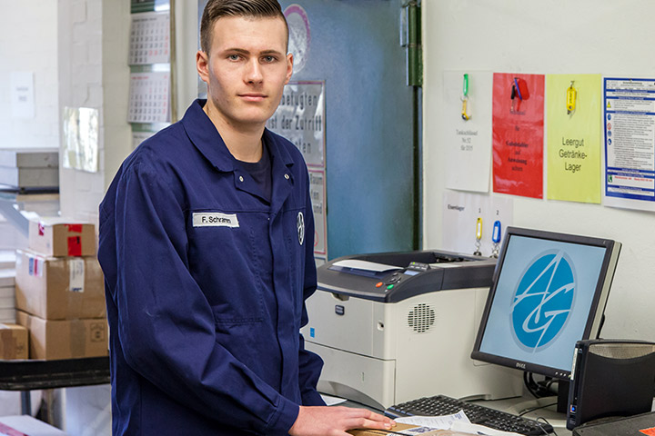 Fachkräft für Lagerlogistik arbeitet mit Datenerfassungsprogramm