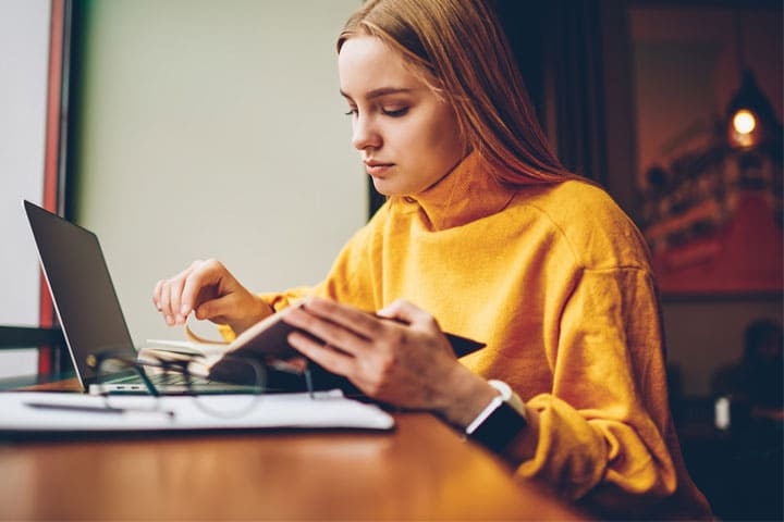 Mädchen lernt Online Glaskurse kennen