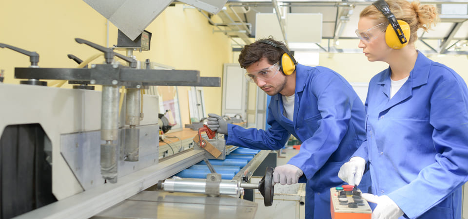 Junge und Mädchen Weiterbildung Glasindustrie Techniker
