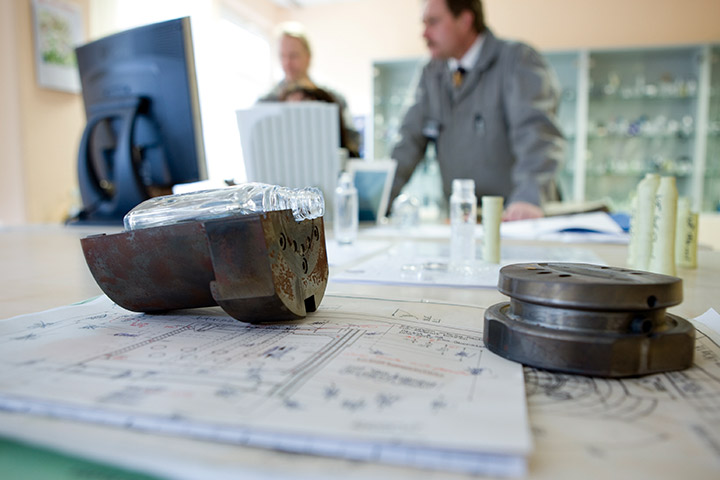 Technischer Poduktdesigner mit Ausbilder im Planungsbüro entwerfen Modell für Glasproduktion