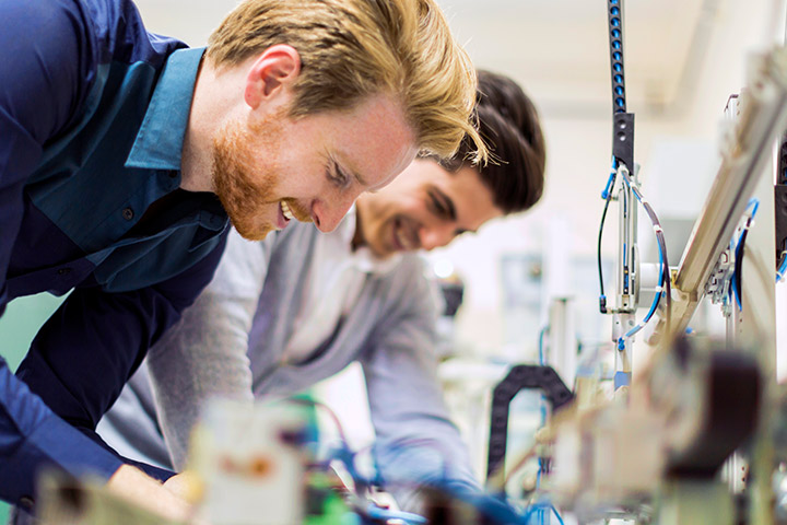 Dual Studierende haben integrierte Praxisphasen