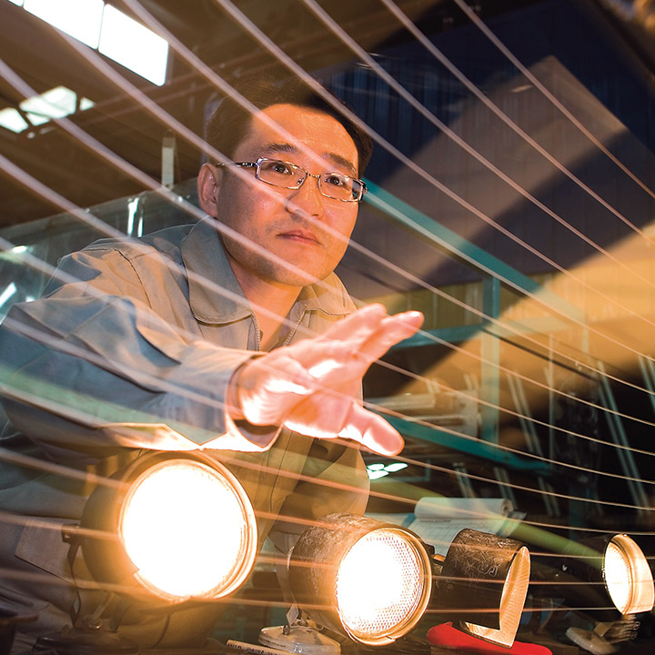 Verfahrensmechaniker Glastechnik prüft eine Fensterscheibe 
