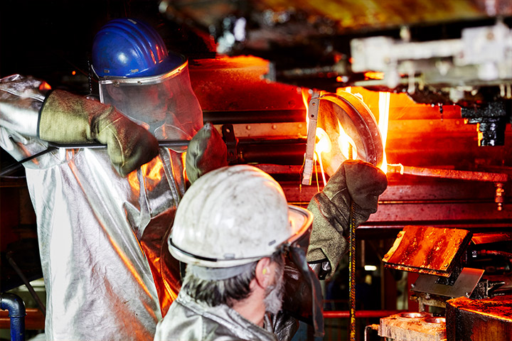 Zwei Verfahrensmechaniker Glastechnik bei der Arbeit 