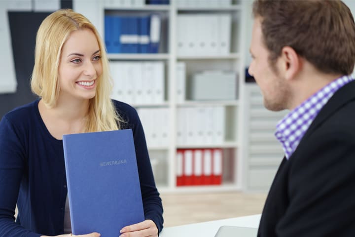 Bewerberin um eine Ausbildung in der Glasindustrie