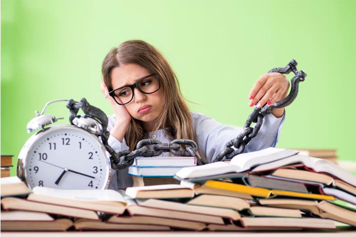 Mädchen sitzt am Schreibtisch und plant die Zeit während der Ausbildung.