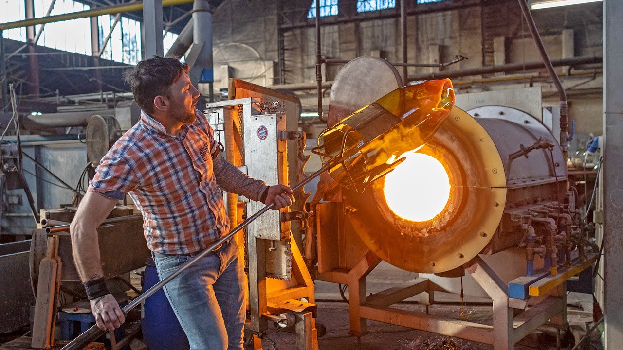 Vorschaubild zu YouTube-Video Mundgeblasenes Flachglas aus Waldsassen - Glas für die bekanntesten Gebäude dieser Erde